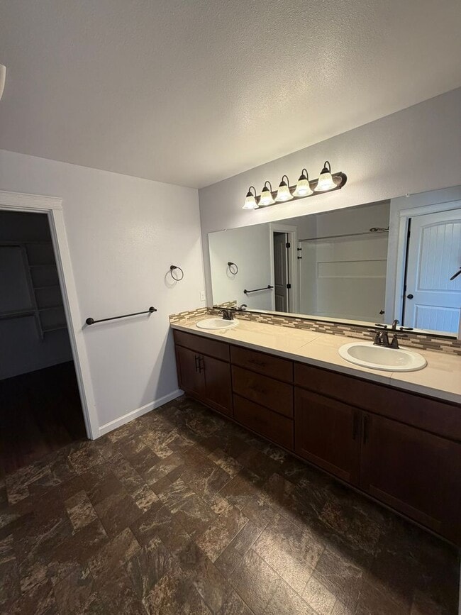 Building Photo - Must See 4 Bedroom! ** MOVE IN SPECIAL**