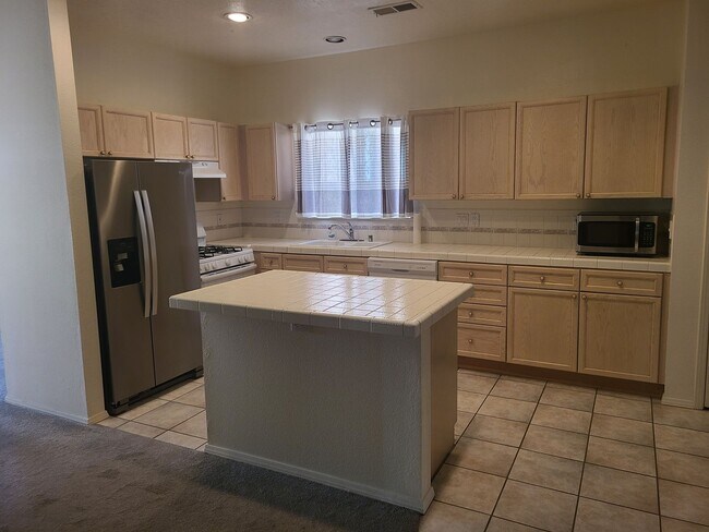 Building Photo - Beautiful 3BR/2BA home in Great NE Heights...