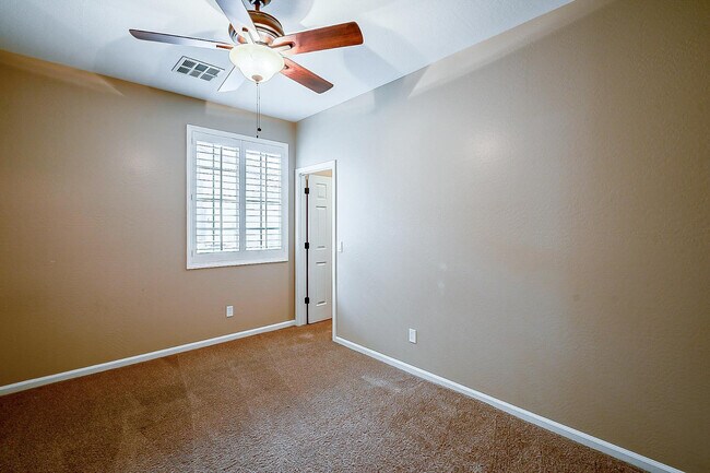 Building Photo - 15370 W Bloomfield Rd