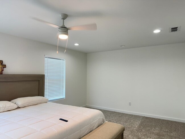 Building Photo - 216 Deer Path Lp