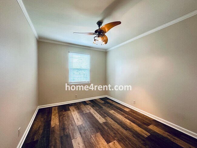 Building Photo - Wonderful Three Bedroom Olathe Home in a Q...