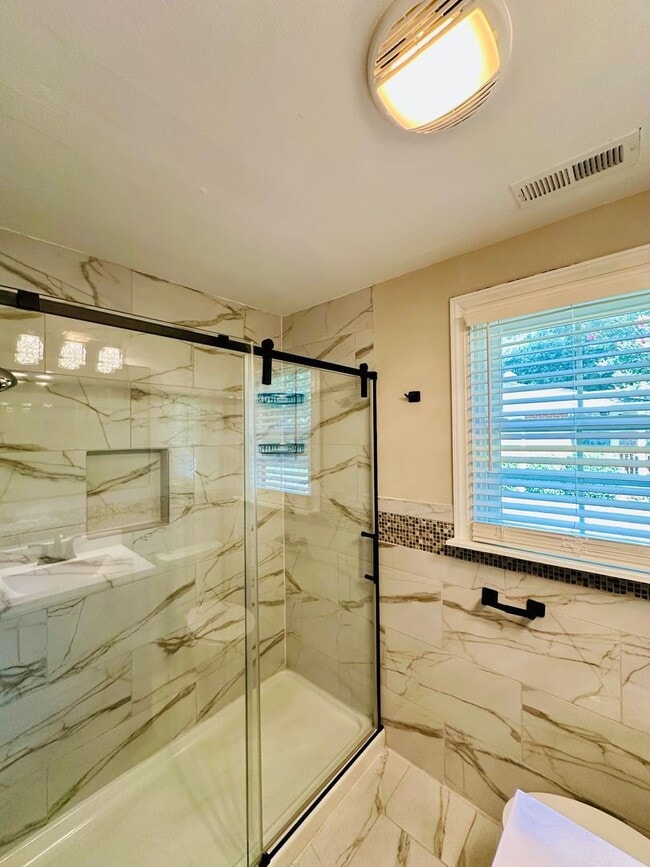 Building Photo - WILSHIRE BLVD - 4 Bedroom - minutes to UNC...