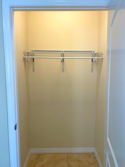 Building Photo - 316 N Grandview Ave