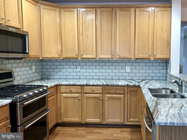 Building Photo - 1981 Logan Manor Dr