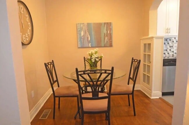 Building Photo - ME ME