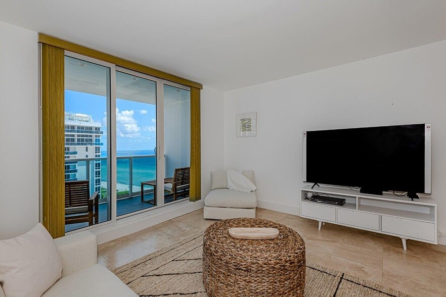 Building Photo - 2301 Collins Ave