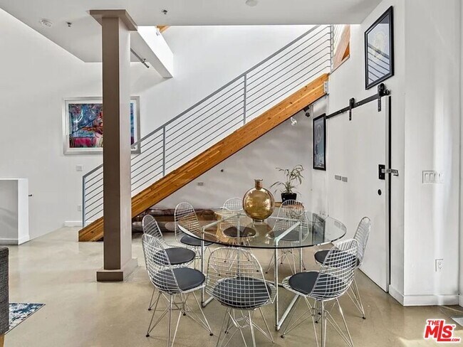 Building Photo - 815 Hampton Dr