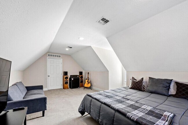 Building Photo - 11 Elmwood Cir