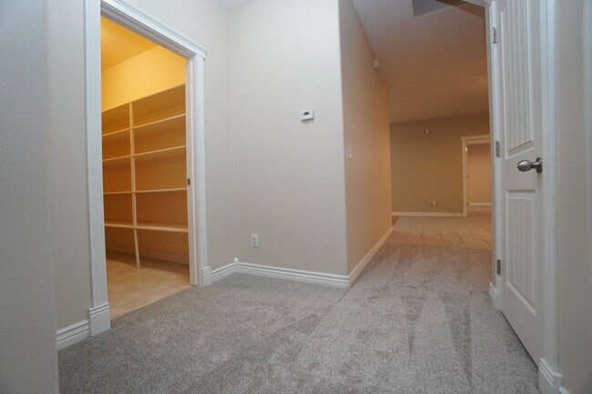 Building Photo - 11565 W Zachery Ave