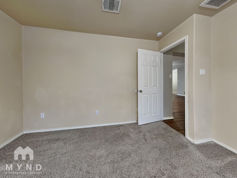 Building Photo - 1001 Apollo Cir