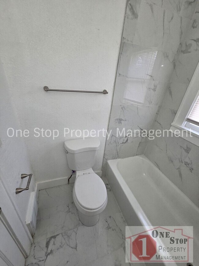 Building Photo - Beautiful 4 Bedroom 2 Bathroom in Kansas City!