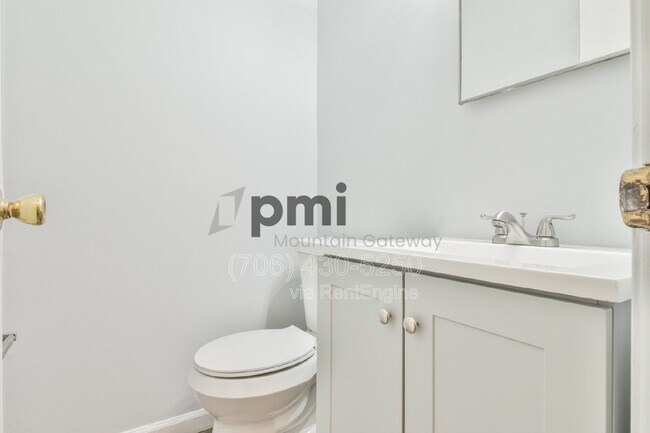 Building Photo - 42 Greenwood Cir