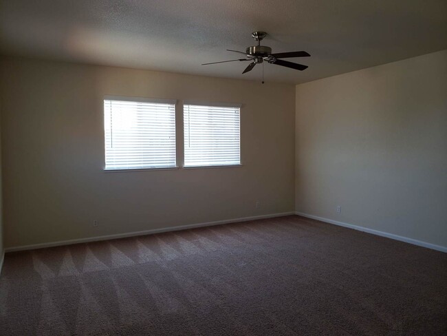 Building Photo - Huge Bella Flora house ready for you to ca...