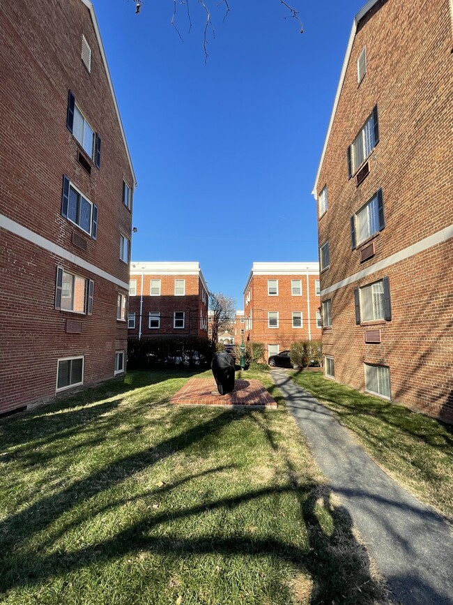 Building Photo - 820 S Washington St