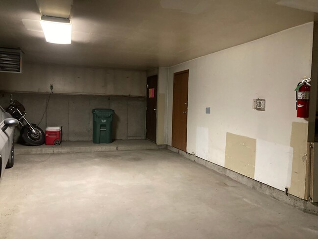 Building Photo - Well Kept 2 Bedroom Foxridge Condo W/Garag...