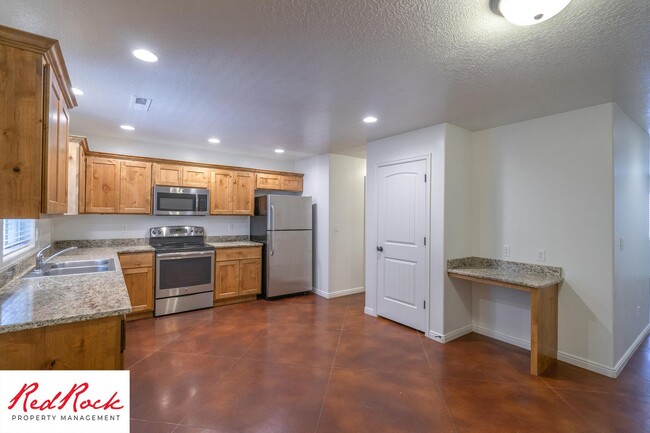 Building Photo - DOG-FRIENDLY 3 Bedroom Townhome with INTER...