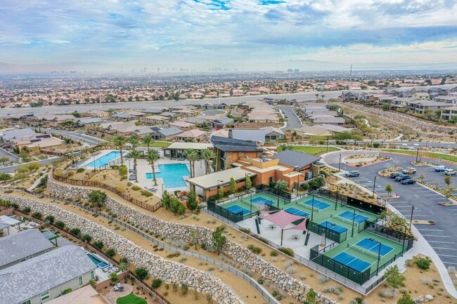 Building Photo - Stunning 5Bed/4.5 Bath home located in a prestigious guard gated community in Summerlin