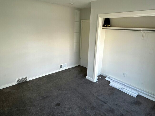 Building Photo - 570 E 500 N