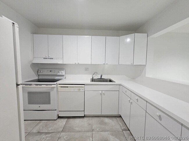 Building Photo - 8000 S Colony Cir
