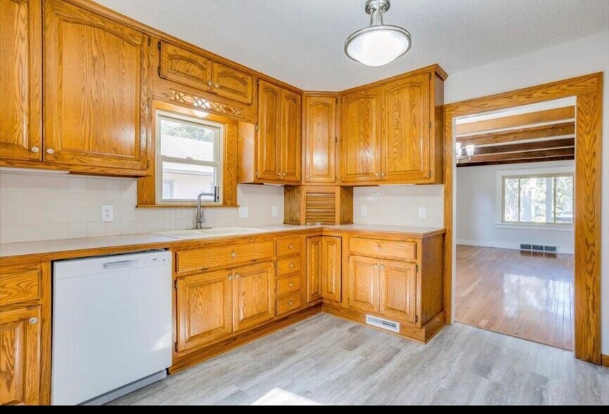 Building Photo - 1422 S Laura Ave