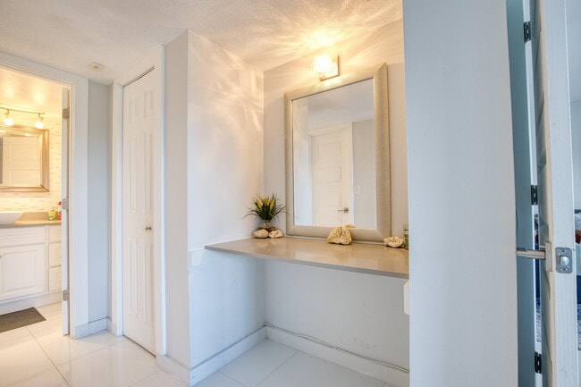 Building Photo - 2950 N Palm Aire Dr