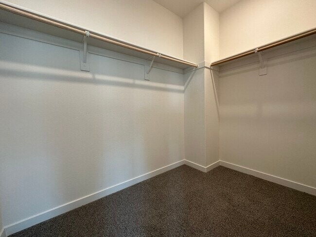 Building Photo - Gorgeous 3 Bedroom 2.5 Bathrooms