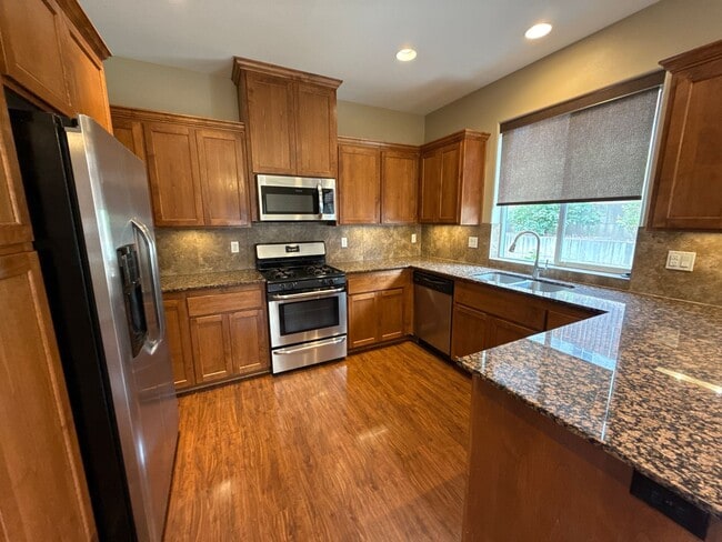 Building Photo - Beautiful 3 Bedroom  2.0 Bathroom Home in ...