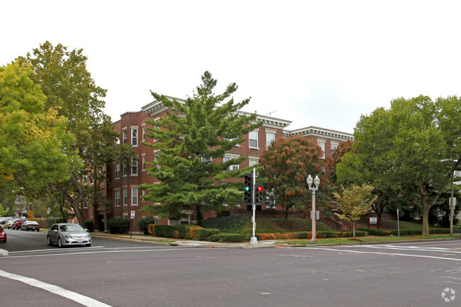 Anterior View - Lindell Plaza Apartments