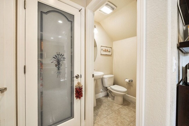 Building Photo - UPDATED LARGE 1600 sq/ft 3BR/3.5BA Central...