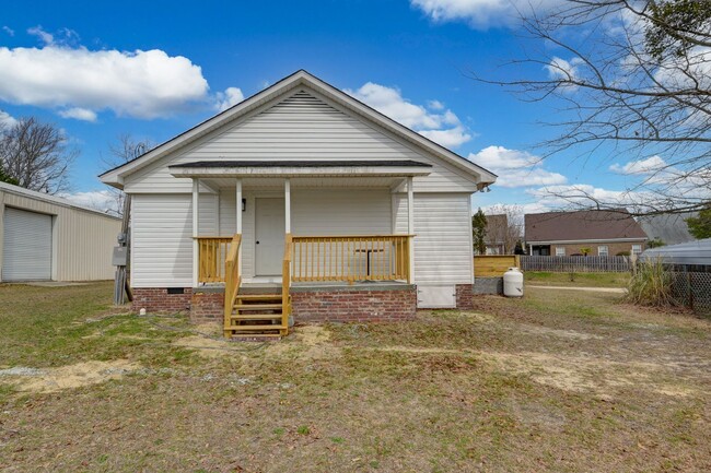 Building Photo - This beautifully renovated 3-bedroom, 2-ba...