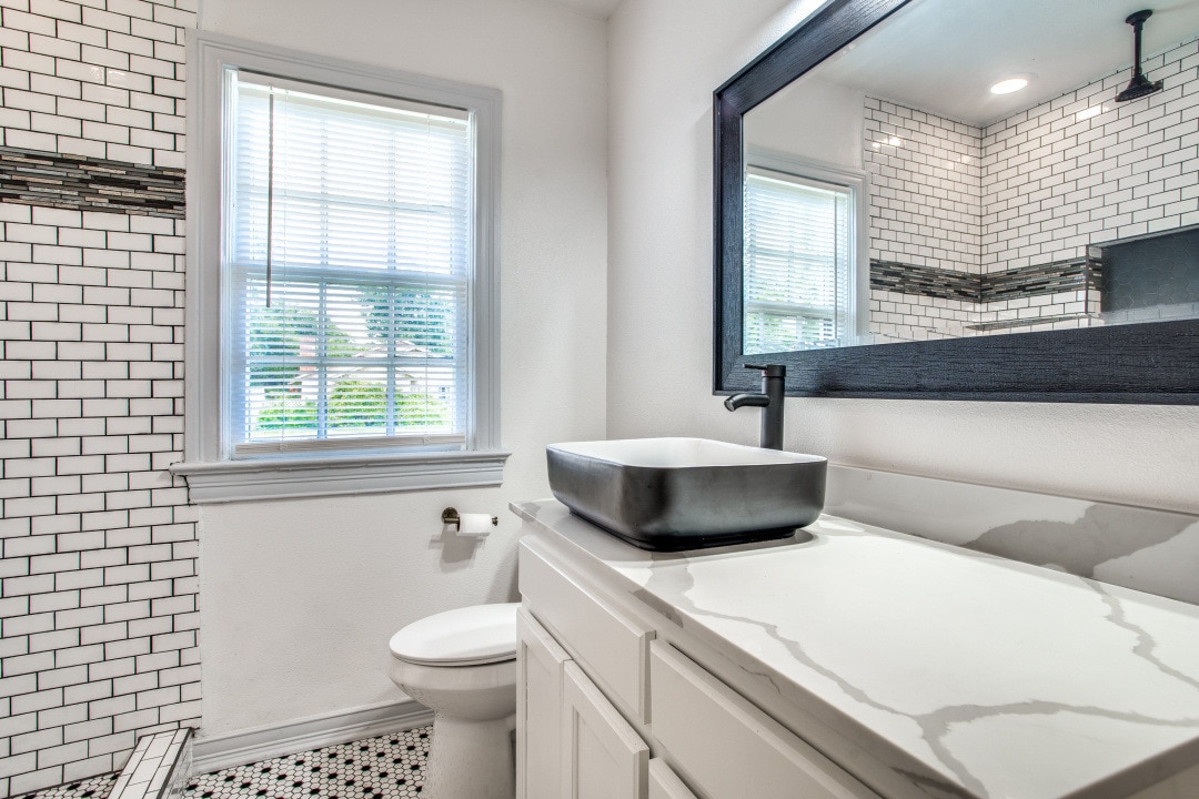 Building Photo - 133 E 7th St