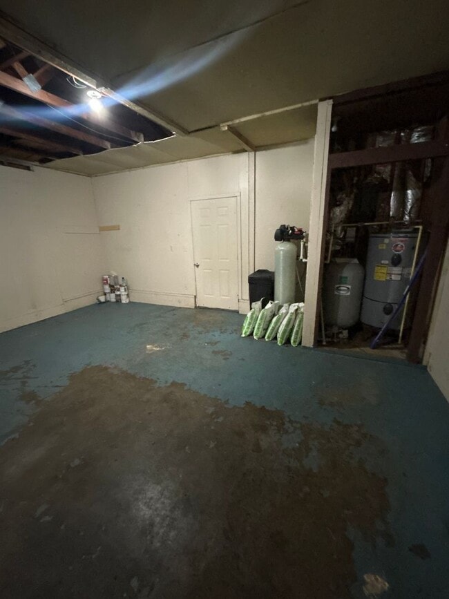 Building Photo - 3 Bedroom 1 Bath House Country Feel with City Access!