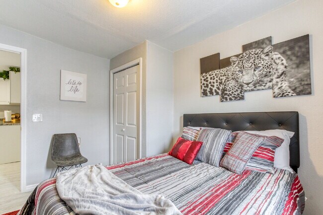 Building Photo - Beautifully Remodeled 3BR Duplex Near Parks, Schools & New Rec Center — Utilities Included. Secti...