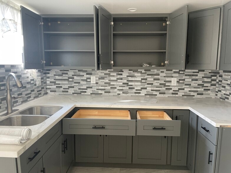 Kitchen Cabinets - 600 W Palmer St