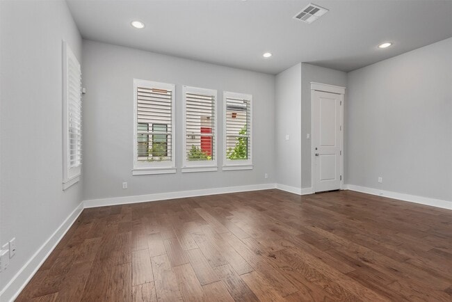 Building Photo - 909 Oak St