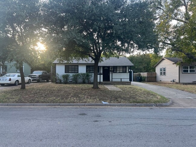 Building Photo - UTA proximity!