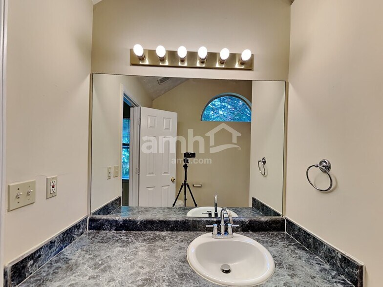 Building Photo - 1314 Sweetwater Ct