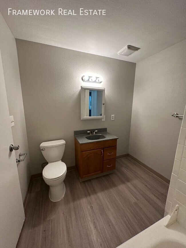 Building Photo - 280 E Highline Cir