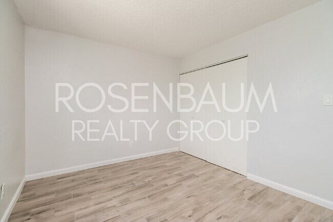 Building Photo - 1050 W University Dr