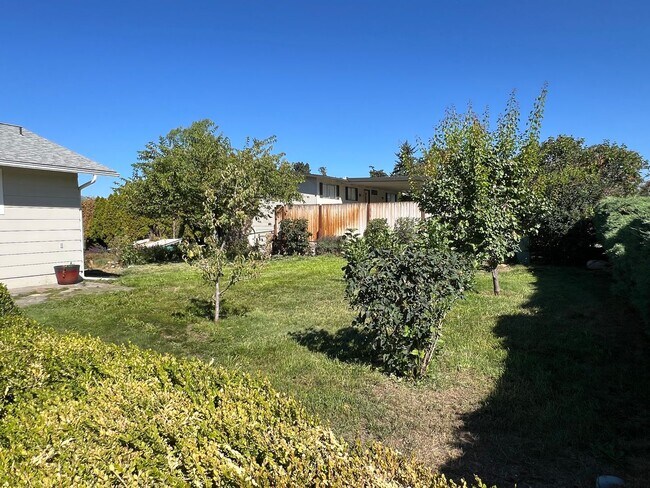 Building Photo - Spacious 3 bed/2 bath home with RV/Boat pa...
