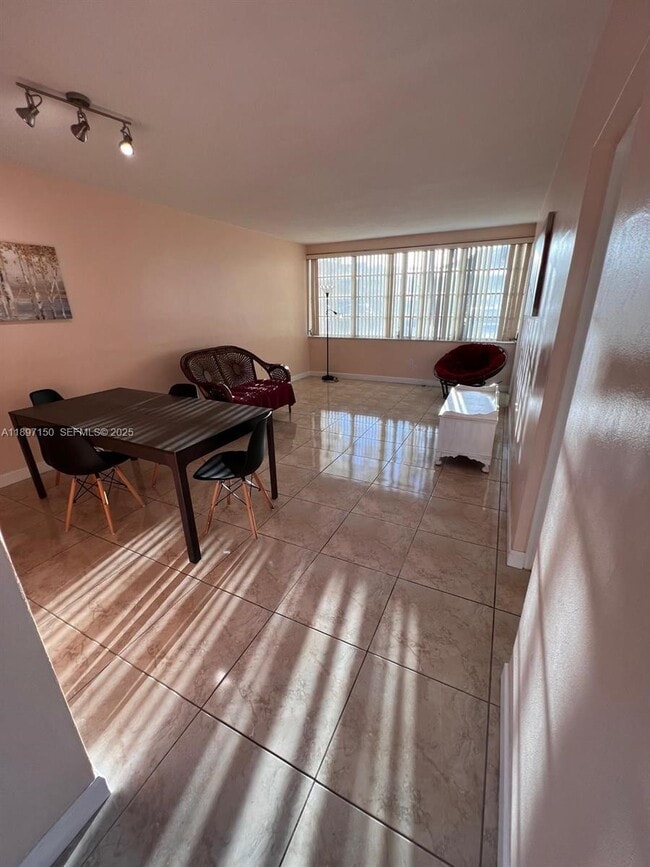 Building Photo - 1591 NE Miami Gardens Dr