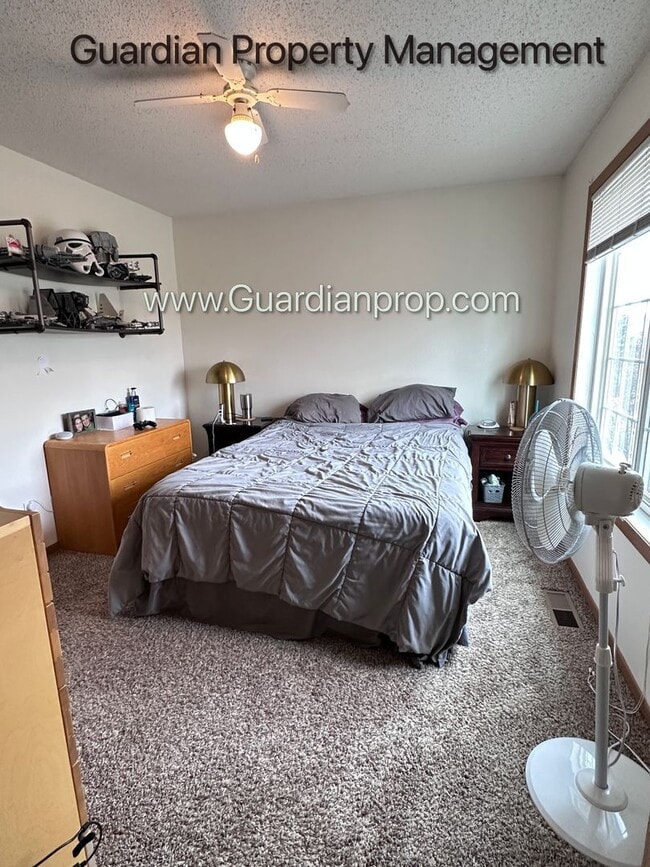 Building Photo - Apple Valley Town Home, 1 Car Garage, Laundry in Unit, Storage