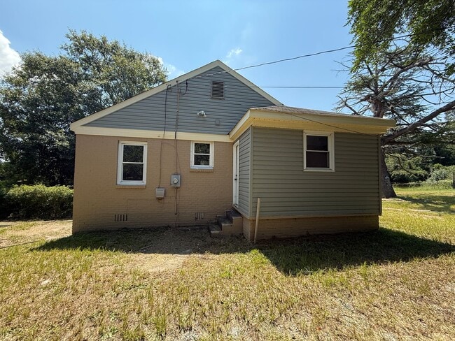 Building Photo - Cozy 2BR Cottage w/Deck & Fenced Yard