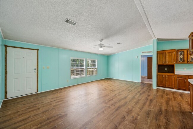 Building Photo - Spacious 3/2 Home on Nearly an Acre in Fer...