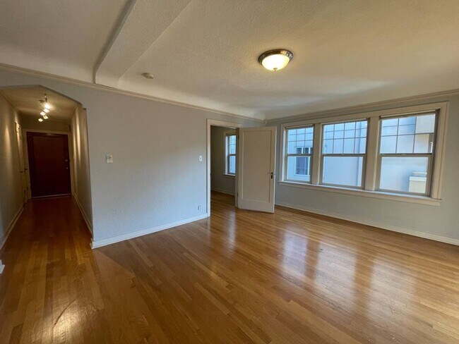 Building Photo - Queens Court Condo #310 - Top Floor Corner...