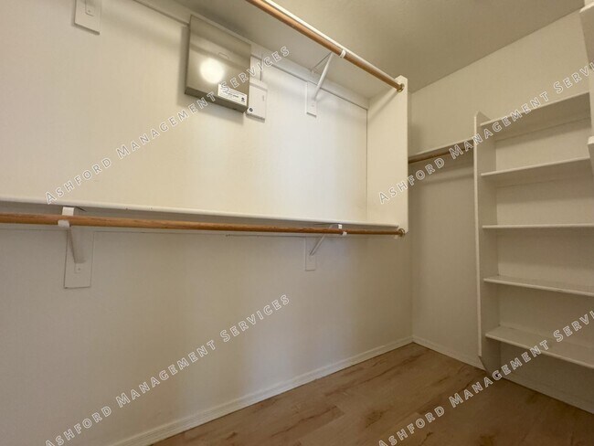Building Photo - ***MOVE IN SPECIAL!*** BEAUTIFUL 3 BEDROOM...