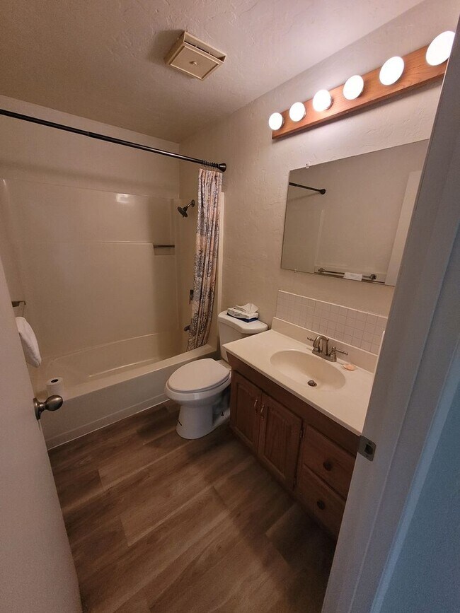 Building Photo - HOO-360-18th