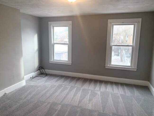 Building Photo - 3 Bed 1 Bath Home in the Marshall-Shadelan...