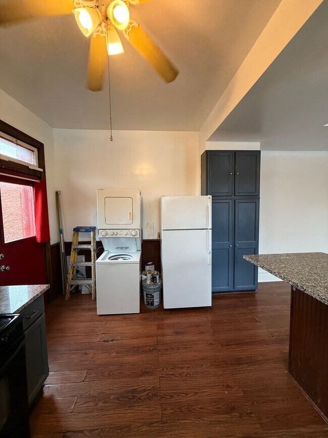 Building Photo - 1309 E Carson St