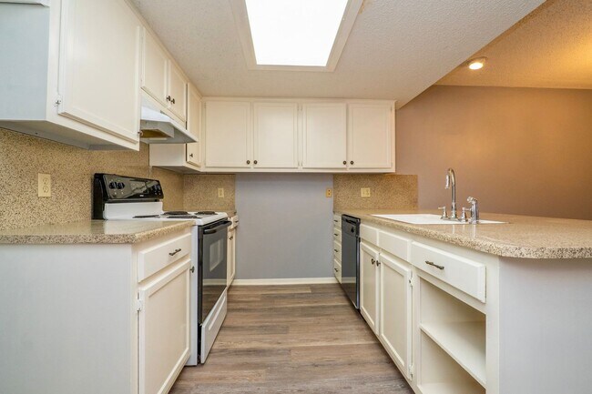 Building Photo - Fully Remodeled Townhome with Loft and Prime Location!